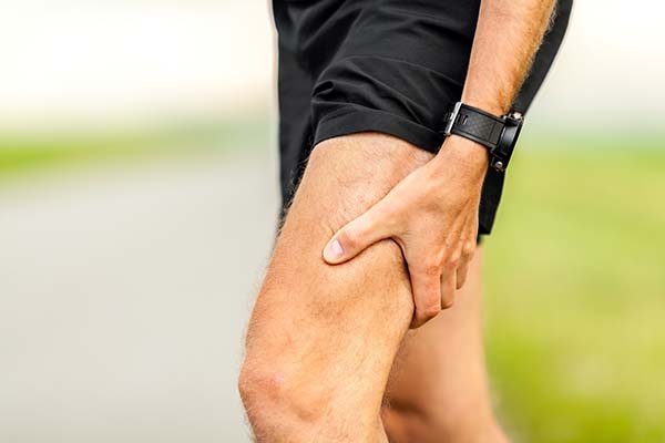 Senior running, and suffering from knee pain